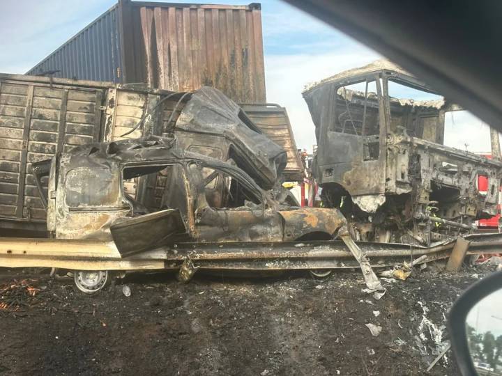 Camión se cruzó de carril y aplastó un auto en Campana: cinco muertos