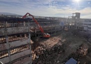 El derribo de la nave de Flex, en Gijón, libera ya una de las fachadas