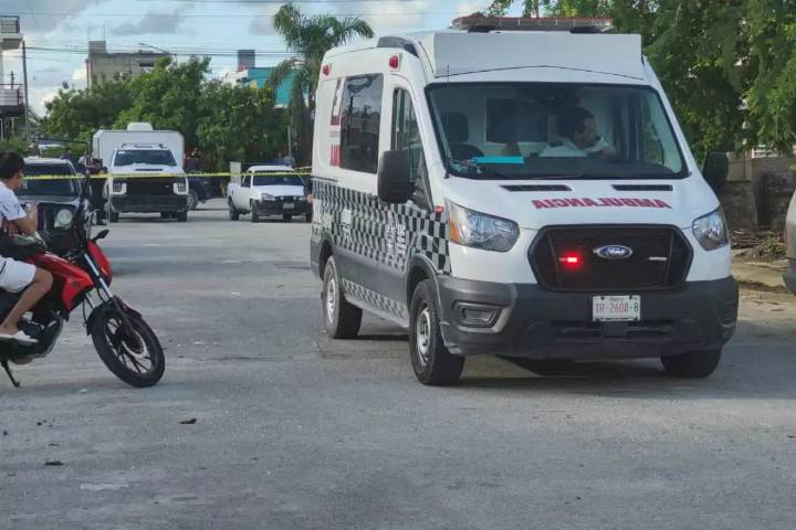 Sicarios asesinan a balazos a un matrimonio frente a sus hijos en la Región 252 de Cancún