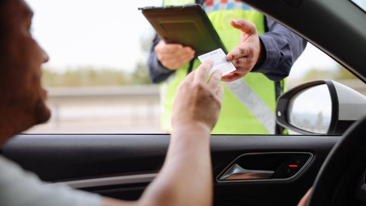 Así puede perder su licencia de conducción en EE. UU.: infracciones que afectan a inmigrantes indocumentados