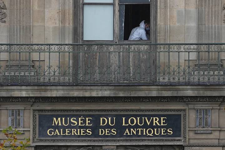 Los graves fallos de seguridad que permitieron el robo en el Louvre: "Hace un mes se apagó la alarma de una de las ventanas porque se activaba erróneamente"