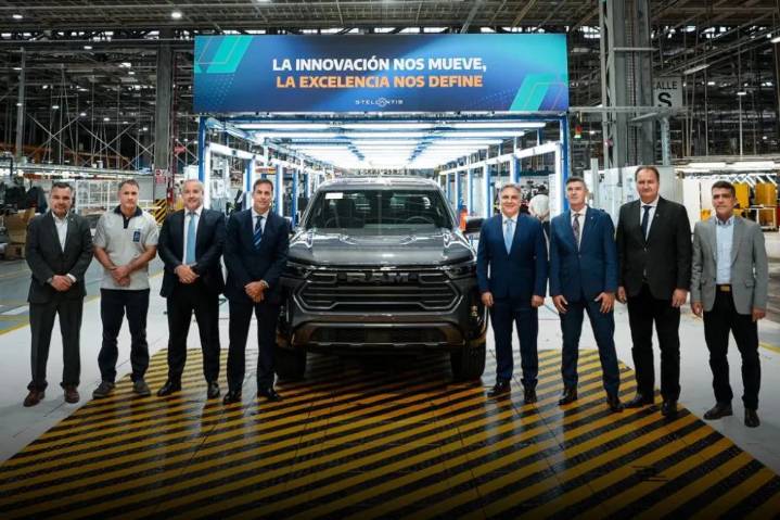 Llaryora participó del lanzamiento de la pick-up RAM Dakota y destacó las exenciones impositivas de Códoba