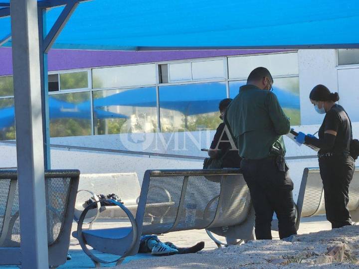 Muere hombre en situación de calle al exterior del Hospital General