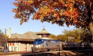 El viaje en tren que solo puedes hacer en otoño: 10 horas a través de un increíble túnel de hojas rojas y doradas en Estados Unidos