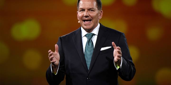 Hedge fund billionaire Paul Tudor Jones says 2025 is 'so much more potentially explosive than 1999' because of the way bull markets always end