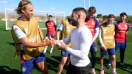 Ilia Topuria visita a la Roja antes del partido ante Georgia que le divide el corazón: "Vuestra suerte es la de todos"