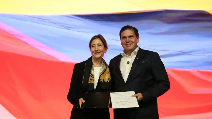 “Aquel que nos rescató de las garras de las Farc tiene hoy la misión de rescatar a Colombia”: Ingrid Betancourt al darle el aval a Juan Carlos Pinzón