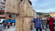Cangas del Narcea ya luce su homenaje a los ganaderos: una escultura monumental que representa a una manada de reses