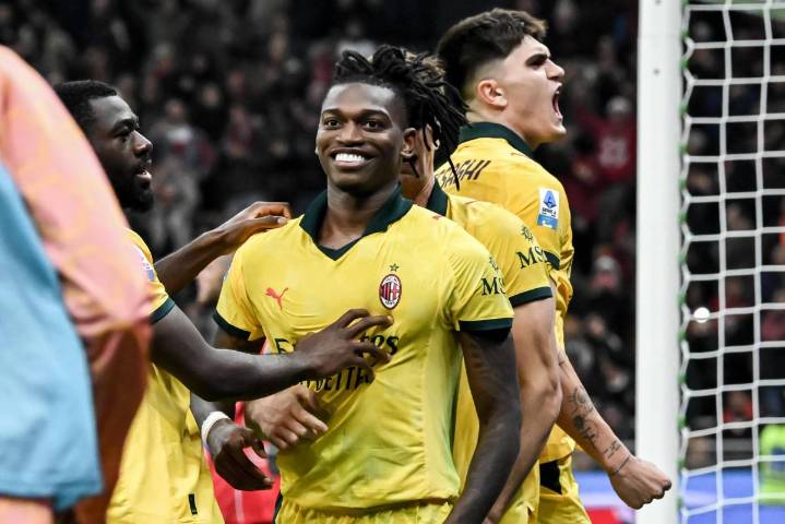 Santiago Giménez provoca el penal del triunfo: Milan vence 2-1 a la Fiorentina y toma el liderato de la Serie A