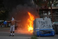 Incidentes en Barcelona por la huelga de Palestina: cargas, quema de contenedores y gas pimienta de los Mossos para evitar el boicot al Hapoel de Jerusalén de baloncesto