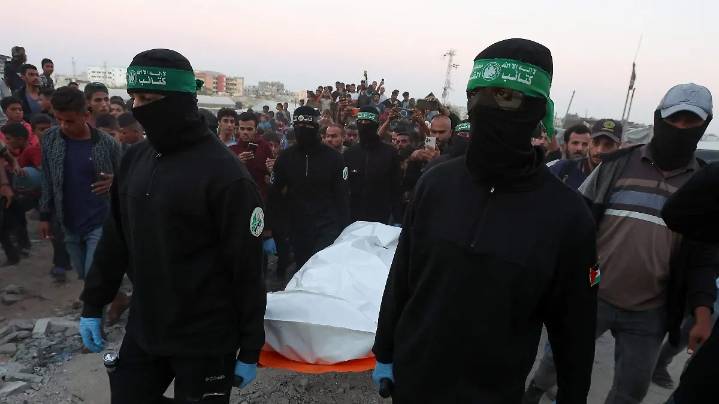 Israel acusa a Hamas de violar el alto el fuego por no devolver nuevos cuerpos de rehenes