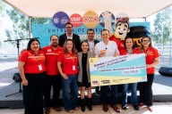 Recibe Marco Bonilla cheque del redondeo “Cambio x Cambio” de OXXO para comedores comunitarios