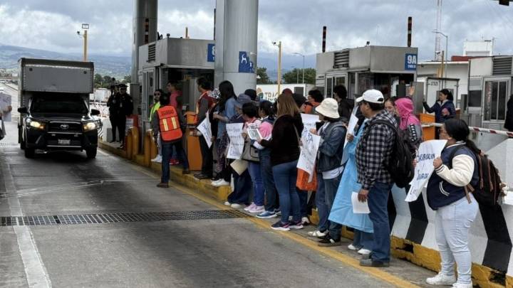 Edomex: maestros de la CNTE toman caseta en la México-Puebla y hacen bloqueos en Toluca