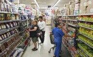 Los argentinos consumen cada vez menos y se endeudan más en compras en supermercados