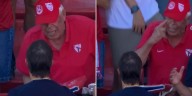 La reacción de Matías Almeyda contra un fanático que le reclamó por la derrota del Sevilla: “Me la tuve que aguantar”