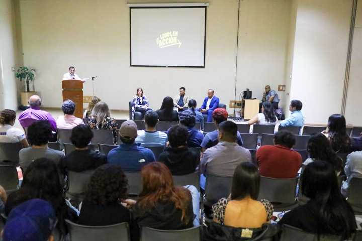 Presentan libro y entregan donativo de croquetas los Lobos en Acción de la UA de C Unidad Laguna