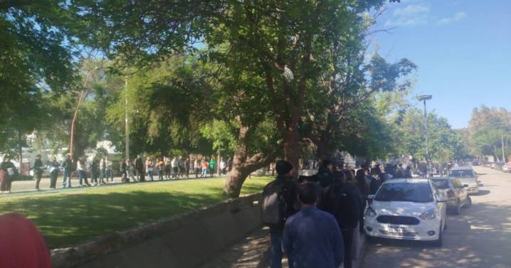 Tercer día de fila para trabajar en el Centro de Monitoreo