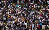 Miles de personas en todo EEUU protestan contra Trump: "No queremos reyes"
