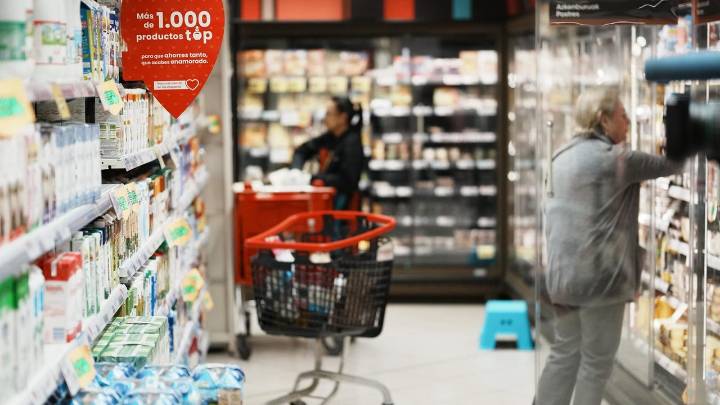 La cheapflation se impone en Barcelona: más del 60% de las rentas bajas padecen sobrepeso