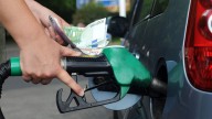 ¿Qué día de la semana está ‘prohibido’ echar gasolina y por qué? La OCU responde con claridad