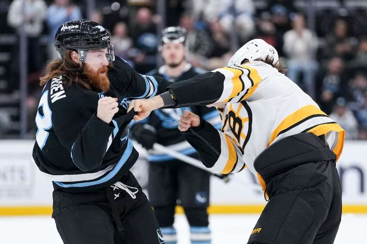 Bruins first fight of 2025-26 pits Mark Kastelic vs. Liam O'Brien