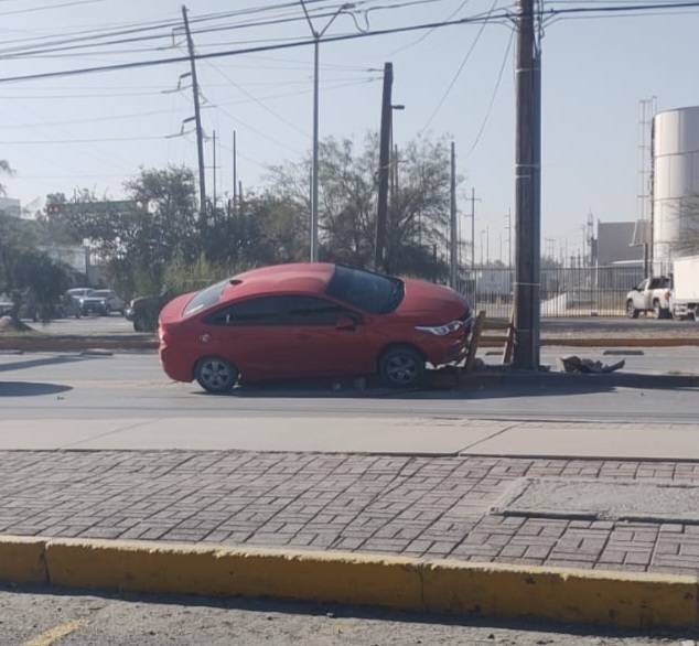 Se Impacta Vehículo Contra Muro Metálico en Nuevo Juárez