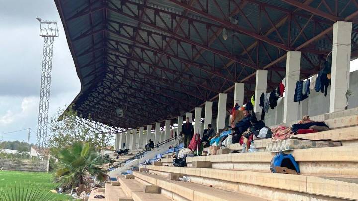 Compromís denuncia que 30 temporeros pernoctan en las gradas del campo de fútbol de Alginet un año después de la dana