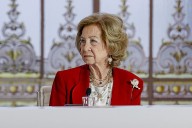 El manual de uso del broche según la familia real: la reina Sofía y la infanta Elena coinciden con el accesorio de moda