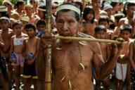 «No nos maten»: indígenas marchan por cese de la violencia en frontera colombo