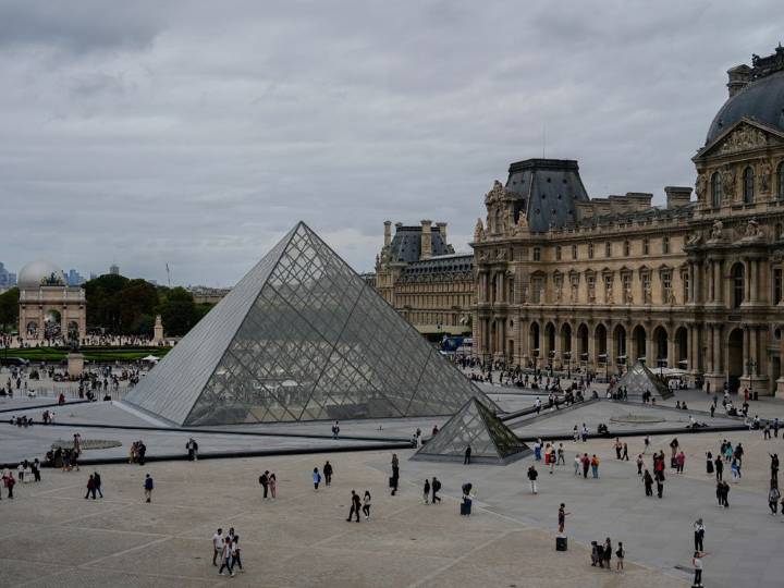 Thieves strike Louvre in brazen jewel heist