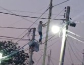 La Rioja: joven de 22 años se subió a los cables en el barrio Islas Malvinas y amenazó con tirarse