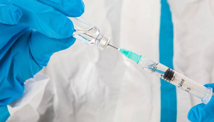 Experto recomienda vacunar a mayores de 50 años contra influenza y covid por riesgo cardiovascular