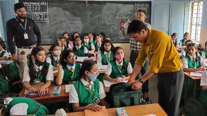 Over 1,500 Schools In Jalgaon Get Rs 8.84 Lakh Through Alumni Associations