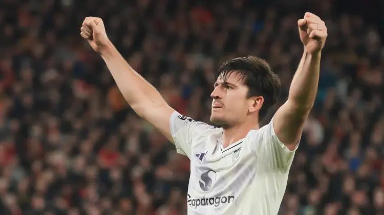 Maguire rompe maldición del United en Anfield con gol heroico