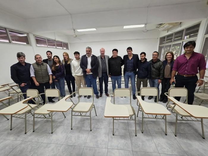 FRN: El rector Parmetler hizo entrega de nuevos pupitres