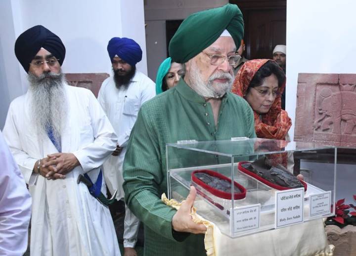 Puri hands over holy ‘Jore Sahib’ to DSGMC, PM urges devotees to seek darshan