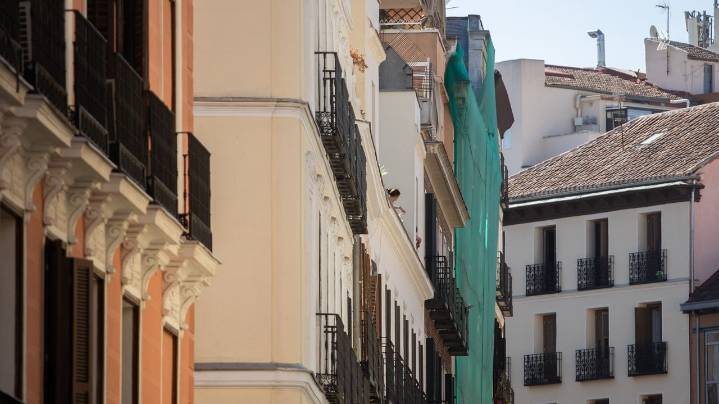 Tres heridos y cuatro desaparecidos tras el derrumbe del forjado de un edificio en obras en el centro de Madrid