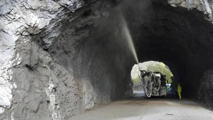 Carreteras pone a punto los cinco túneles de la A-139 en Benasque para evitar desprendimientos