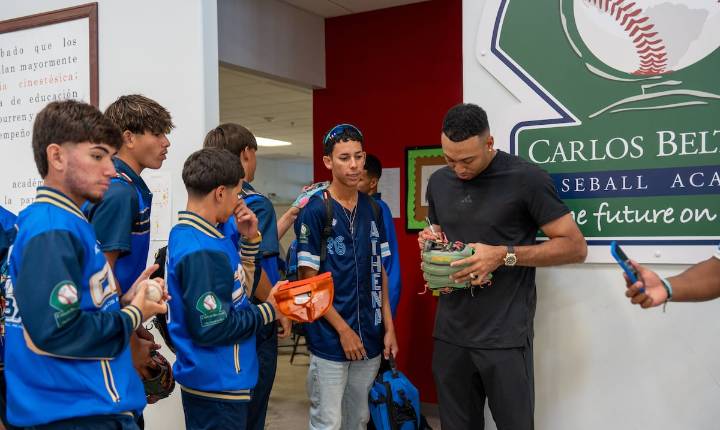 Edwin “Sugar” Díaz visita a los estudiantes de la Carlos Beltrán Baseball Academy