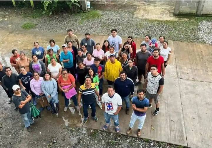 Rescatan a docentes atrapados en Xoxocapa