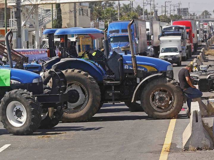 Pobladores regalan sopa, pan y agua a pasajeros varados en Michoacán