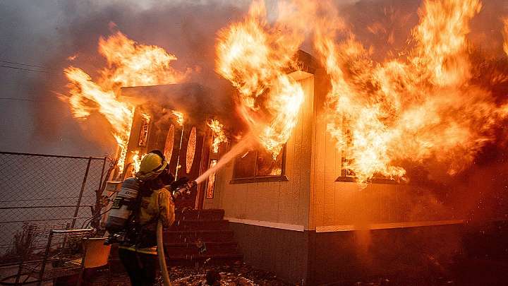 LA firefighters ordered to leave site that exploded into Palisades Fire: report