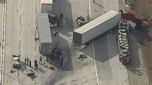 Mueren 2 personas tras accidente entre 4 camiones, varios carros en la autopista 10 en Ontario