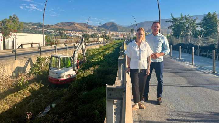 El Ayuntamiento de Motril limpia la Rambla de las Brujas ante fuerte lluvias