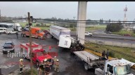 TRAILERO SE SALVA AL QUEDARSE SIN FRENOS Y CHOCAR CONTRA UNA ESTRUCTURA DE CEMENTO EN OCOYOACAC