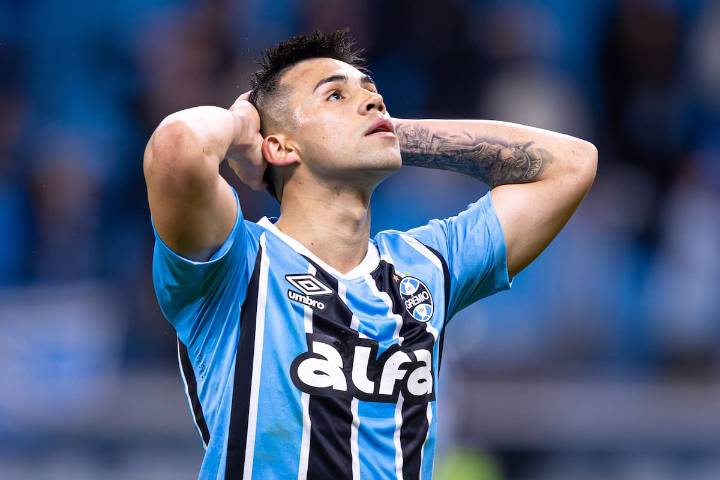 La UC recibe millonario monto por deuda de Gremio ante el traspaso de Alexander Aravena