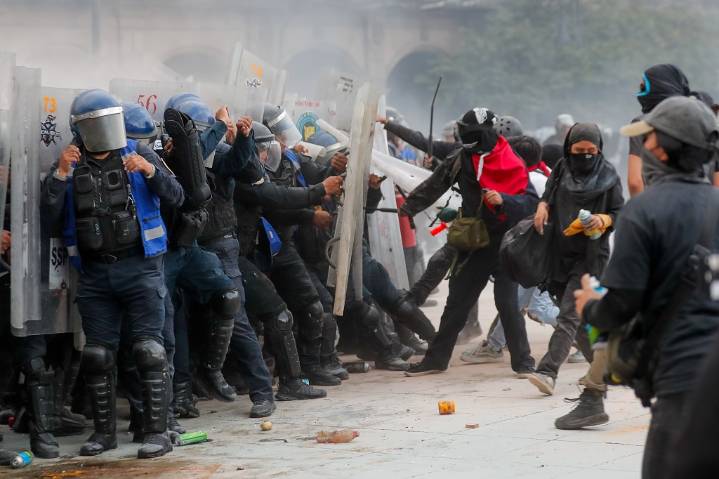 Agreden a periodistas y policías en la marcha por la Matanza de Tlatelolco en CDMX