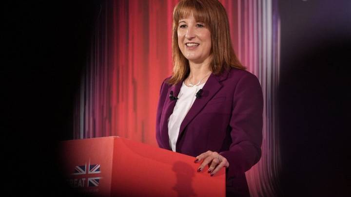 Benefits set to rise by 4% as problems pile up for Reeves
