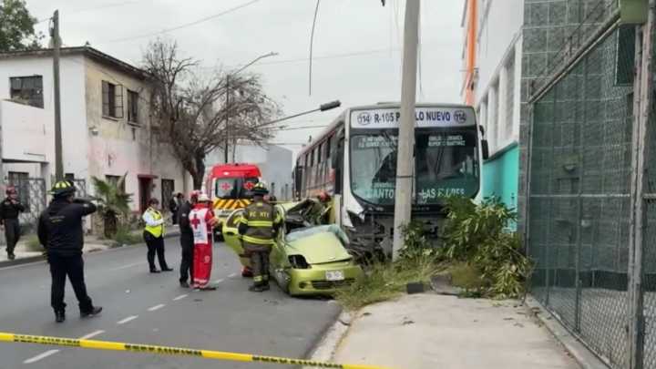 Conductora Muere tras Chocar con Camión de la Ruta 105 en el Centro de Monterrey