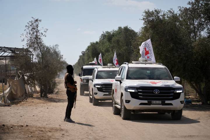 Quedan 24 en Gaza. Tensión: Israel acusa a Hamas de violar el acuerdo con la entrega de solo cuatro rehenes muertos y amenaza con “responder”